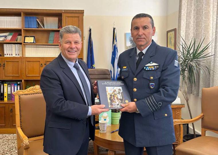 Στάθης Αναστασόπουλος, αντιπεριφερειάρχης Μεσσηνίας, σμήναρχος Δημήτριος Κοκώνης