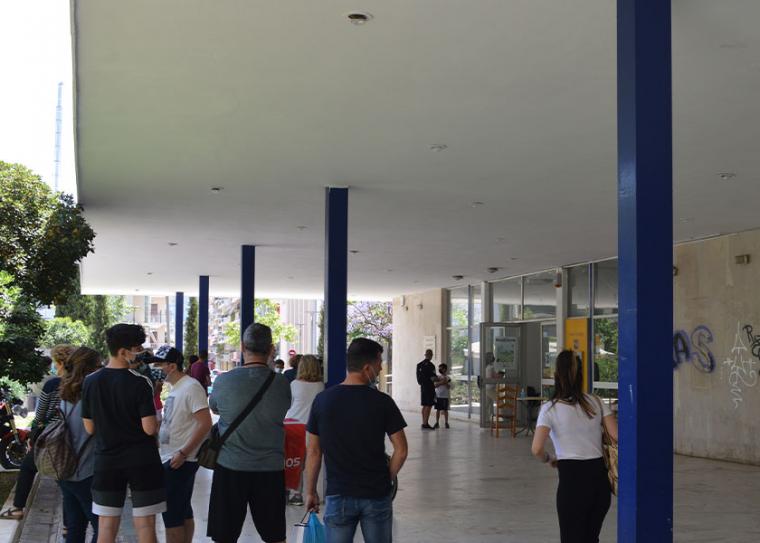 Παράπονα για την οσμή στο χώρο γύρω από τη διενέργεια των τεστ για τον κορονοϊό στο Διοικητήριο