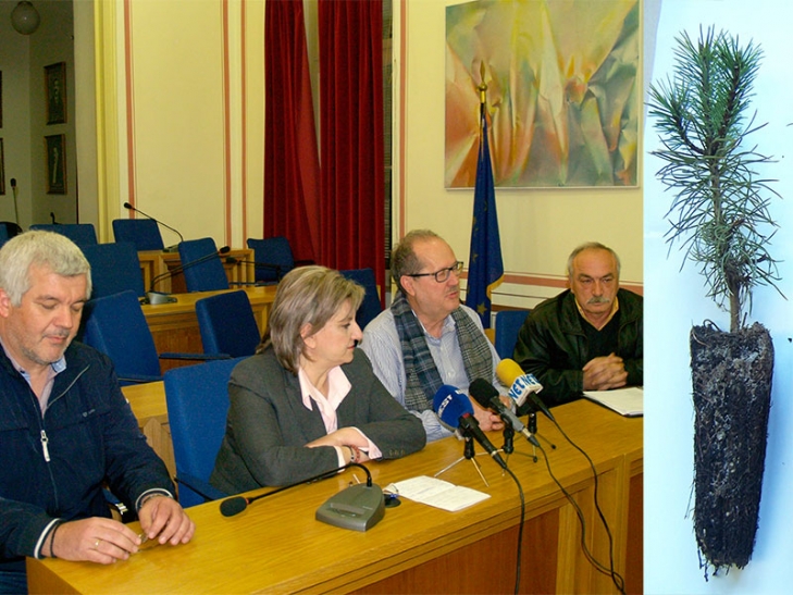 Ο γραμματέας του Δήμου και δασολόγος Βασίλης Χαντζής, η αντιπεριφερειάρχης Ελένη Αλειφέρη, ο δήμαρχος Παναγιώτης Νίκας και ο διευθυντής Δασών Γιώργος Σωτηρόπουλος