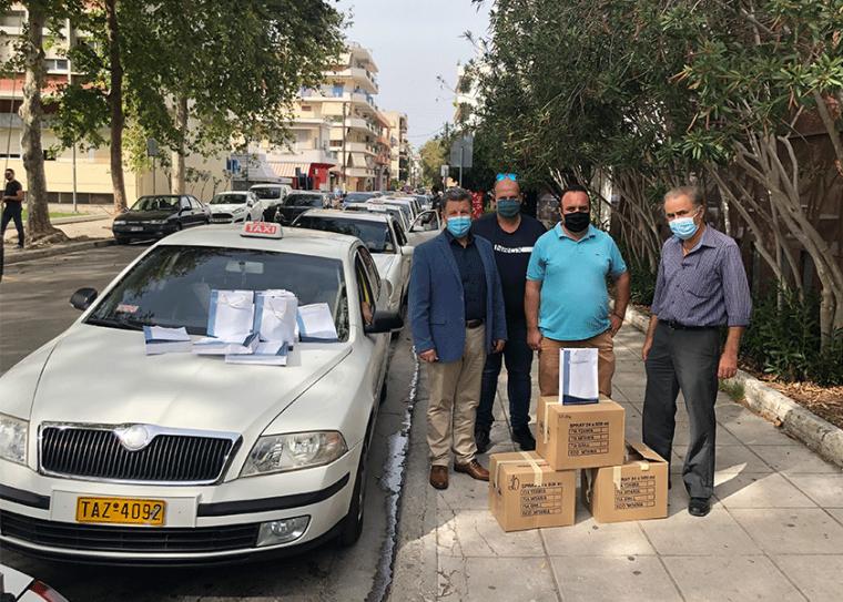 Μάσκες, γάντια, απολυμαντικά στους οδηγούς ταξί από την Περιφέρεια