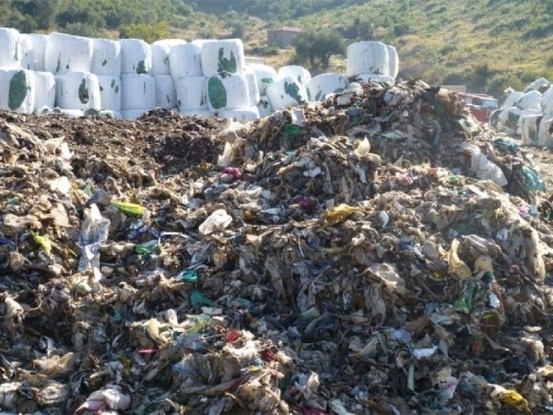 Σκουπιδοδεμάτια και χύδην σκουπίδια στη Μαραθόλακκα