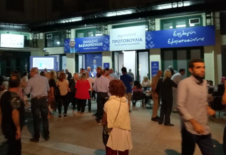 Κόσμος συγκεντρωνεται στα εκλογικά κέντρα Βασιλόπουλου και Πτωχου