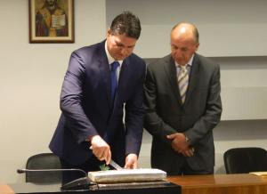 Ο δήμαρχος και ο πρόεδρος του Δημοτικού Συμβουλίου Μεσσήνης, Γιώργος Αθανασόπουλος και Νίκος Φύκιρης αντίστοιχα, κατά την κοπή της πίτας του Δημοτικού Συμβουλίου