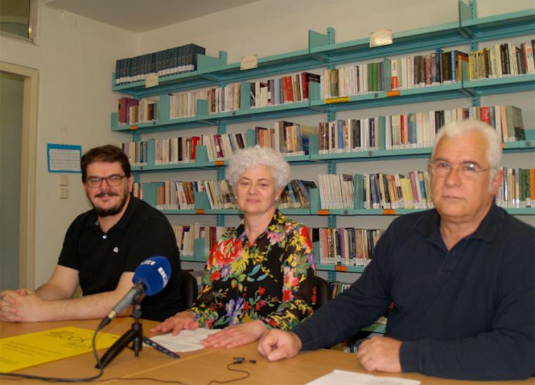 Άρης Κορομηλάς, Κάλλια Ταβουλάρη και Μιχάλης Δημητρακόπουλος, από τον Πολιτιστικό Αντίλογο, στη συνέντευξη Τύπου στη Δημόσια Κεντρική Βιβλιοθήκη Καλαμάτας
