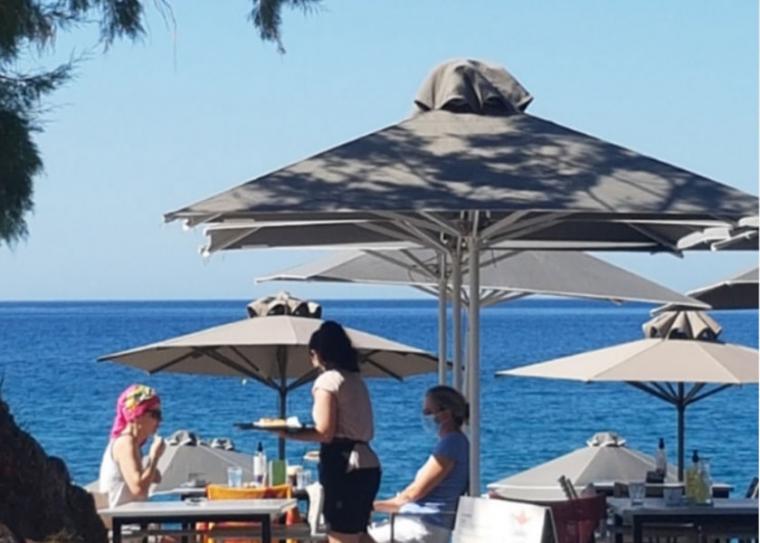 ΖΟΥΡΝΑΛΙΣΜΑΤΑ: “...στο κύμα” με μπύρες “κρούσταλλο” και παγωτά “γκαουμάτο”