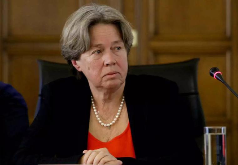 Η Αθηνά Λινού στο Νοσοκομείο και στο λιμάνι για τους ναυαγούς μετανάστες