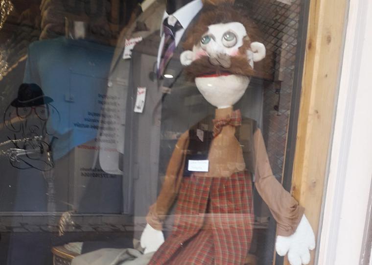 Προπομποί του Διεθνούς Φεστιβάλ Κουκλοθέατρου Καλαμάτας στις βιτρίνες καταστημάτων της πόλης