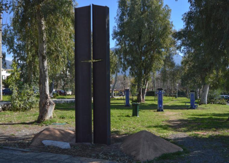 Να φύγουν τα όργανα γυμναστικής από το Μνημείο των Εκτελεσμένων έχει ζητήσει ο πρόεδρος της Κοινότητας Καλαμάτας