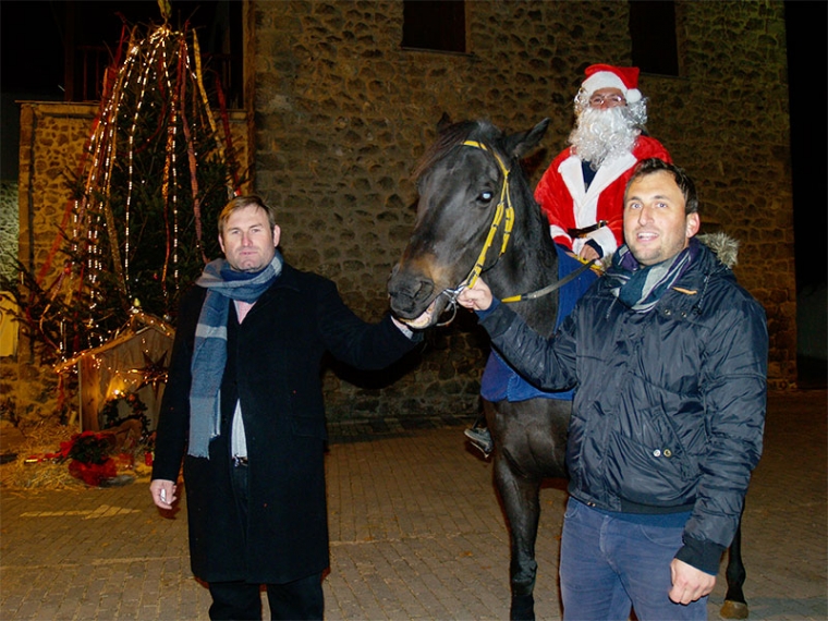Με το άλογο έφτασε στο Αριοχώρι ο Άγιος Βασίλης για να δώσει τα δώρα στα παιδιά…