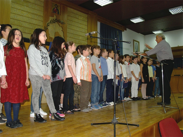 Μαθητές του 21ου Δημοτικού Σχολείου Καλαμάτας ερμηνεύουν τραγούδια για τη λεφτεριά υπό τη διεύθυνση του εκπαιδευτικού Παναγιώτη Σταθέα