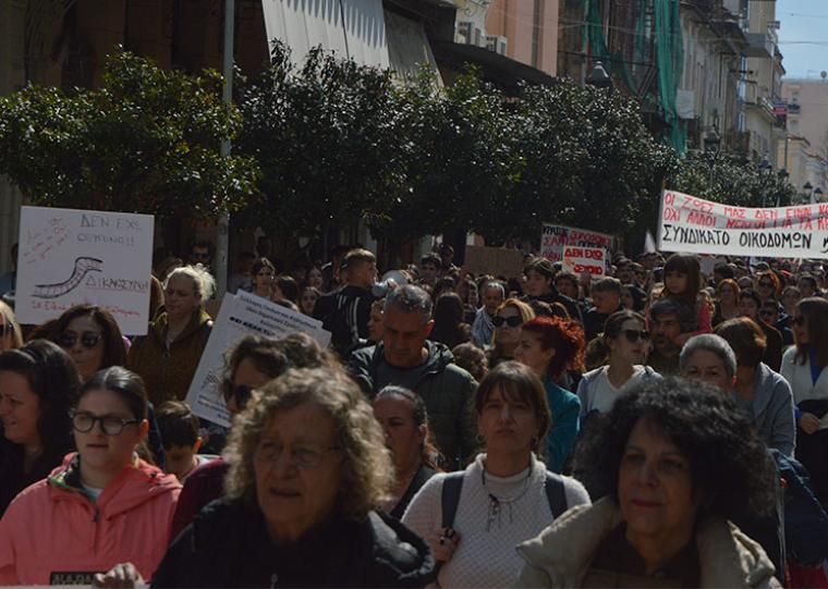 “Αυτό το έγκλημα δεν θα ξεχαστεί” υποσχέθηκε η Καλαμάτα - Εντυπωσιακή πορεία για τα Τέμπη