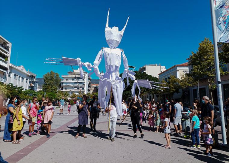 Γιγαντόκουκλες από το εργαστήρι του 5ου Διεθνούς Φεστιβάλ Κουκλοθέατρου στην πλατεία της Καλαμάτας