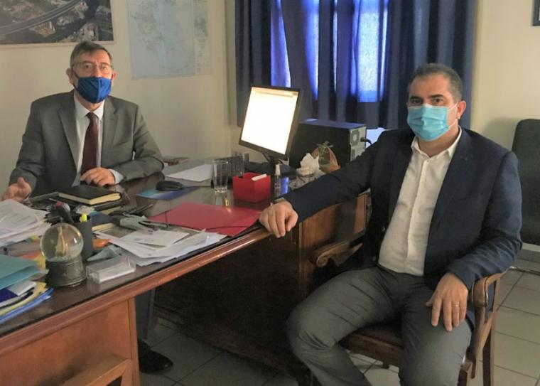 Ο δήμαρχος Καλαμάτας, Θανάσης Βασιλόπουλος, με τον γενικό διευθυντή συγκοινωνιακών υποδομών του υπουργείου Υποδομών, Γιάννη Καρνέση
