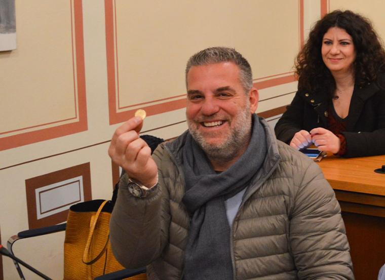 Ο Γιώργος Λαζαρίδης στα έδρανα του Δημοτικού Συμβουλίου, έχοντας κερδίσει το φλουρί της πίτας του 2020