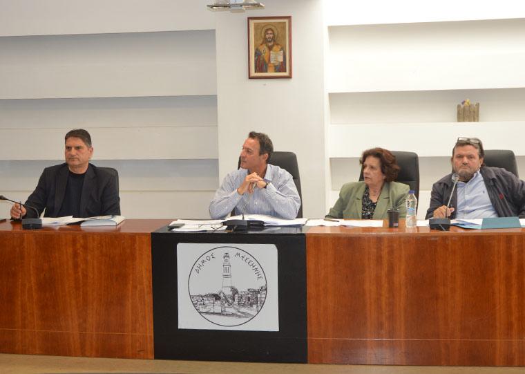 Φωτό αρχείο Ο δήμαρχος, Γιώργος Αθανασόπουλος και το προεδρείο του Δημοτικού Συμβουλίου Κώστας Ξηρογιάννης, Ανθούλα Κόλλια, Χρήστος Θεοδωρακόπουλος