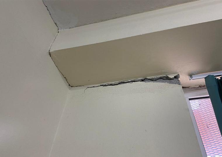 Σοβαρά προβλήματα στατικότητας στο Γυμνάσιο Παραλίας και στο κτίριο ΔΕΥΑΚ προειδοποιεί ο Β.Κανάκης