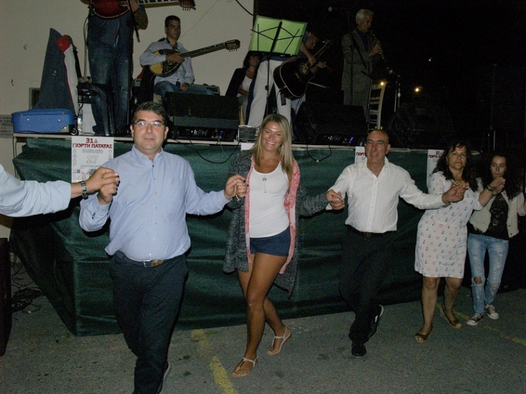 Στο χορό ο αντιδήμαρχος, Σαράντος Μαρινάκης, από τις Πηγές Αλαγονίας και ο πρόεδρος του Πολιτιστικού Συλλόγου Αλαγονίας, Αντώνης Καζάκος