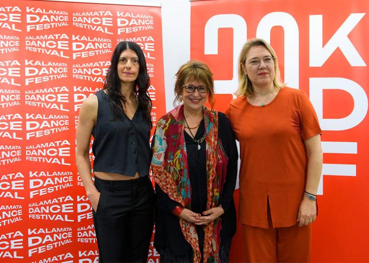 Η Βίκυ Μαραγκοπούλου ανάμεσα στη Λίντα Καπετανέα και την Κατερίνα Κασιούμη