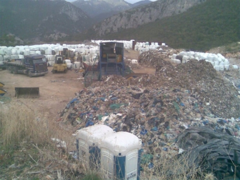 Γη και ύδωρ προσφέρει η Περιφέρεια στους μεγαλοεργολάβους για τα σκουπίδια