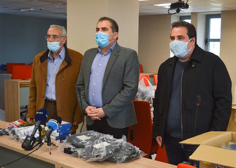 Ο αντιδήμαρχος Γιάννης Μπάκας, ο δήμαρχος Θανάσης Βασιλόπουλος, ο πρόεδρος της Ένωσης Αστυνομικών Υπαλλήλων Κωνσταντίνος Σταυρόπουλος