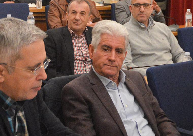 Ο Βασίλης Τζαμουράνης. Διακρίνεται αριστερά ο Μανώλης Μάκαρης και στο βάθος ο Γιάννης Χριστόπουλος και ο Στάθης Σταματόπουλος