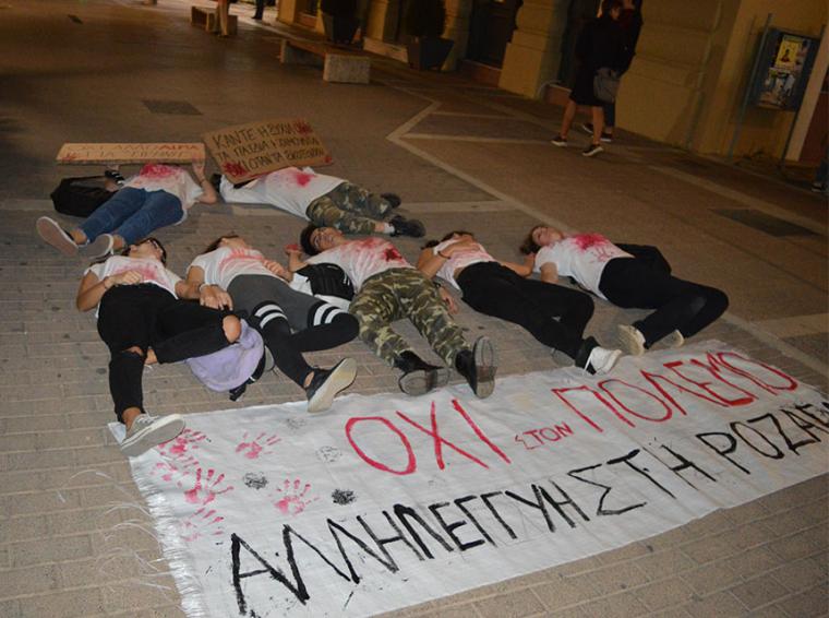 Θύματα του πολέμου στο Κουρδιστάν της Συρίας έξω από το Δημαρχείο της Καλαμάτας
