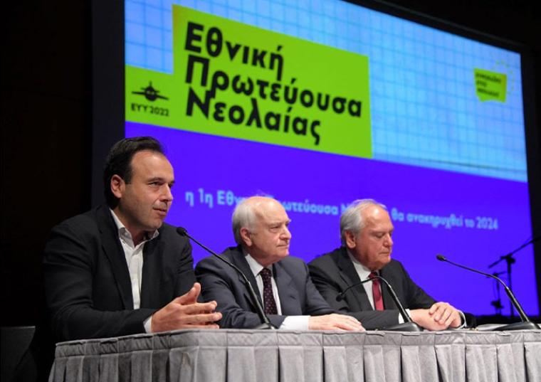 Ο Δημήτρης Παπαστεργίου αριστερά, που υπέγραψε με άλλους φορείς που υποστηρίζουν την αυτοδιοίκηση συμφωνία για ένα νέο θεσμό, την Εθνική Πρωτεύουσα Νέων