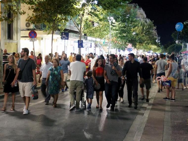Μέχρι τις 4 το πρωί παρατάθηκε το ωράριο των καταστημάτων για τη Λευκή Νύχτα της Καλαμάτας