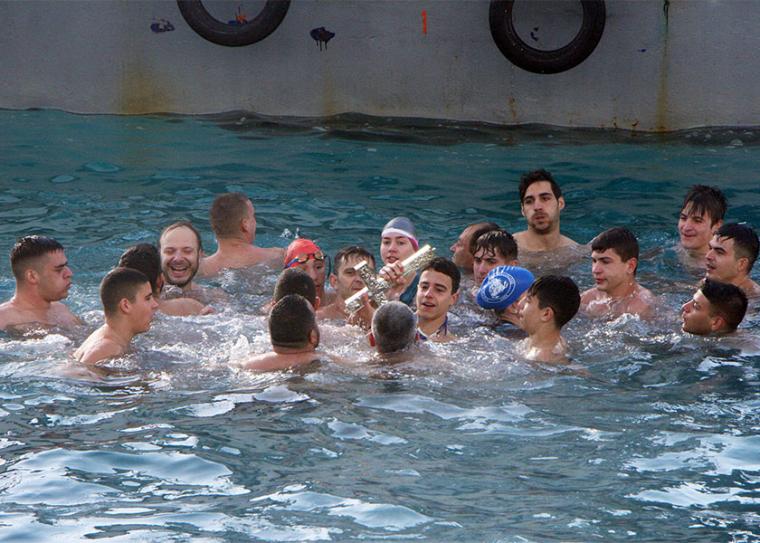 Ο μαθητής Λυκείου Κανέλλος Σκουρτσίδης έπιασε τον Σταυρό στα Θεοφάνεια στην Καλαμάτα