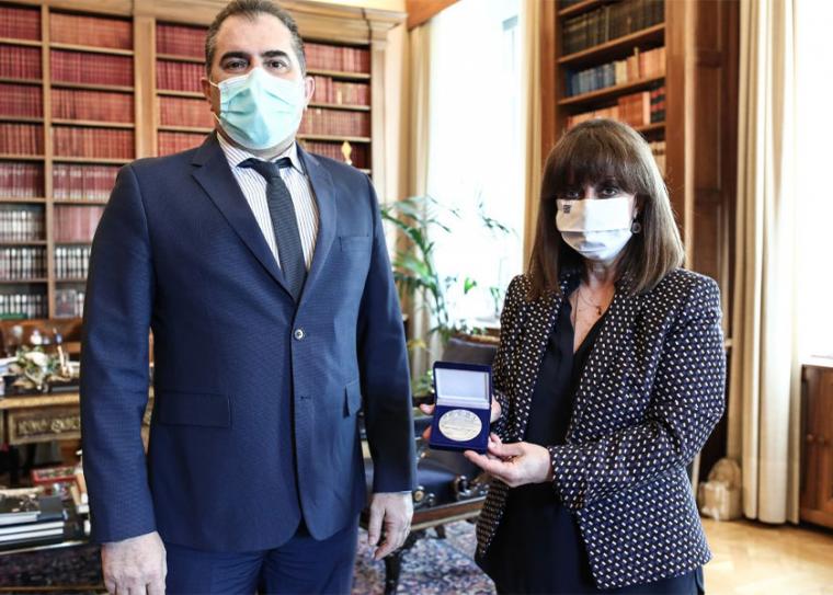Το μετάλλιο της Καλαμάτας για το 1821 στην Πρόεδρο της Δημοκρατίας από τον δήμαρχο