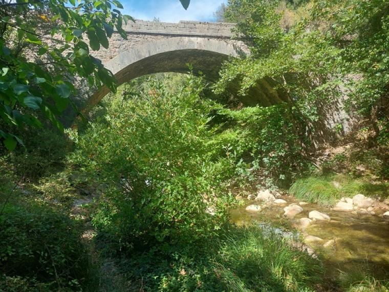 Το εκπληκτικό πετρογέφυρο κάτω από το χωριό Κούβελα