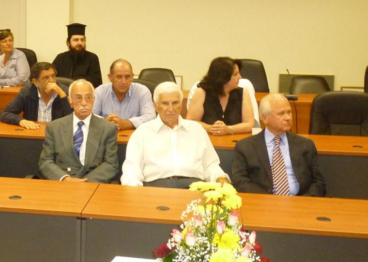 Ο Ηλίας Τσίγγανος ανάμεσα στον Παναγιώτη Τσάκο, πρώην δήμαρχο Κυπαρισσίας και τον Παναγιώτη Πετρόπουλο, πρώην δήμαρχο Νέστορος