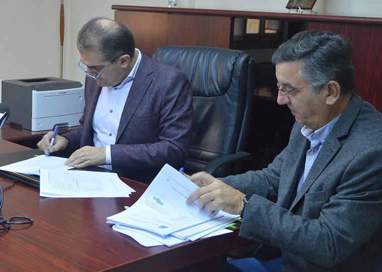 Ο δήμαρχος και πρόεδρος της ΔΕΥΑΚ, Θανάσης Βασιλόπουλος και ο εκπρόσωπος της αναδόχου εταιρίας ΑΚΑΤΤ ΑΕ, Απόστολος Κατσαβριάς