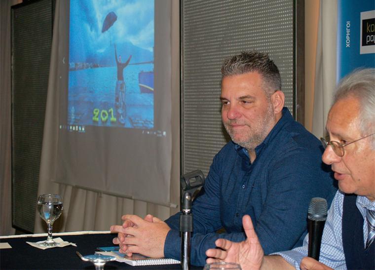 Ο Γιώργος Λαζαρίδης σε παλιότερη εκδήλωση ενώ εικονίζεται ο Θανάσης Παντές