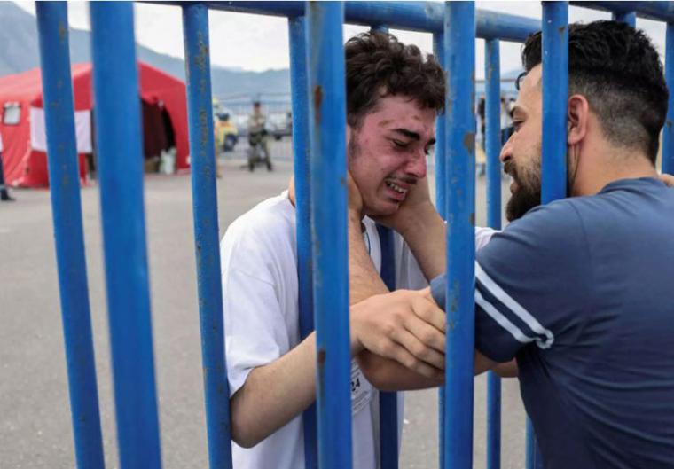 Συγκλονιστική στιγμή στο λιμάνι - Βρήκε ζωντανό τον ναυαγό αδερφό του