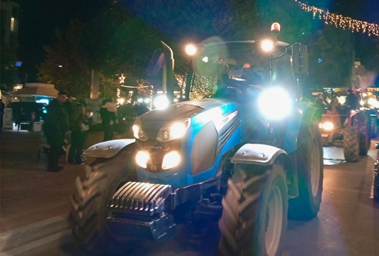 Οι αγρότες με τα τρακτέρ, με κόρνες και με "δώρα" στην Καλαμάτα!