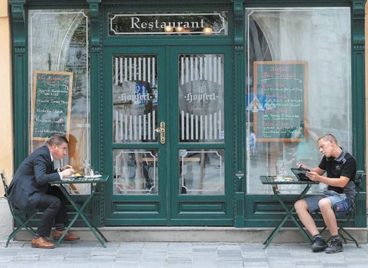 Δύο κόσμοι στο ίδιο εστιατόριο της Βιέννης. Ευδιάκριτη η ανησυχία στον ευτραφή κύριο αριστερά – προφανώς για τις μπουκιές του. Πρέπει να πεινάει πολύ...