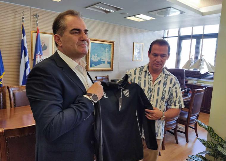 Ο πρόεδρος της ΠΑΕ Καλαμάτα, Γιώργος Πρασσάς, δωρίζει στον δήμαρχο Καλαμάτας, Θανάση Βασιλόπουλο, τη φανέλα της "Μαύρης Θύελλας"