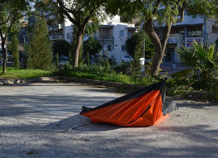 Σκηνή που την έχει πάρει ο αέρας, πίσω από το Διοικητήριο, όπου, σύμφωνα με περιοίκους, έμεναν άνθρωποι χωρίς κατάλυμα