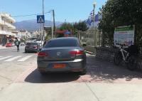 Παρκάρισμα υπηρεσιακού αυτοκινήτου στο πεζοδρόμιο του Δημαρχείου Καλαμάτας…