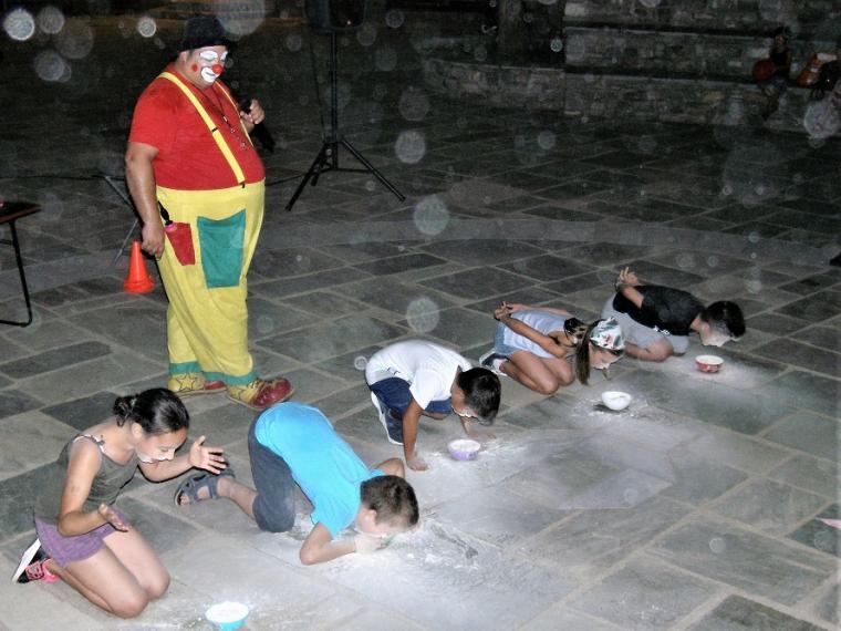 Θεατροπαιχνιδίσματα με κλόουν απόλαυσαν μικροί και μεγάλοι