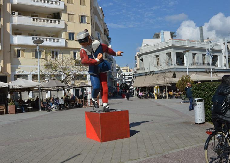 “Άτυπη συμφωνία” Δήμου-επαγγελματιών - Τους απάλλαξε από τέλη και εκείνοι έβαλαν χριστουγεννιάτικα λαμπάκια!