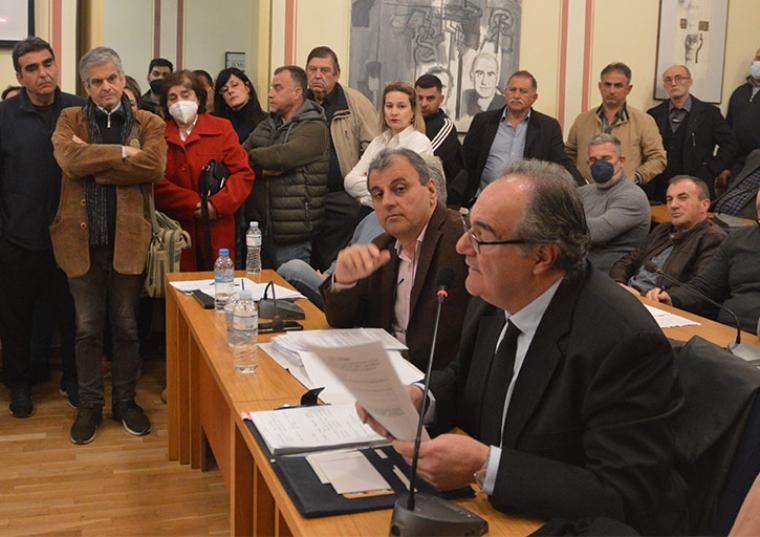 Ο Βασίλης Κοσμόπουλος, επικεφαλής της μείζονος μειοψηφίας, τοποθετείται για το θέμα, σε μια κατάμεστη αίθουσα, με όρθιους δημοτικούς συμβούλους, πολίτες, εκπροσώπους φορέων