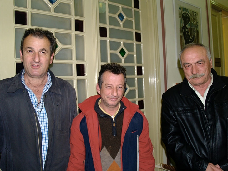 Ο Δασάρχης Καλαμάτας Σπύρος Κατσίποδας, ο υπεύθυνος χαρτογράφησης στο Δασαρχείο και ειδικός στους Δασικούς Χάρτες Παναγιώτης Αγγελόπουλος και ο διευθυντής Δασών Γιώργος Σωτηρόπουλος