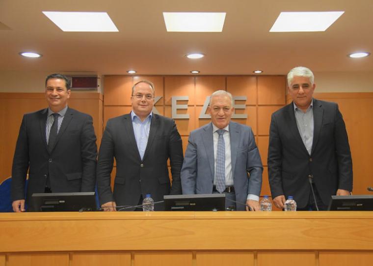 Κάλεσμα στους δημάρχους και όλους τους αιρετούς σε διαμαρτυρία έξω από τη Βουλή για την υποχρηματοδότηση των Δήμων