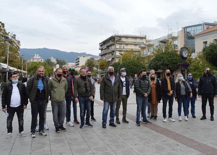 Μέλη του Συλλόγου Καταστημάτων Εστίασης και Αναψυχής Καλαμάτας από την απεργία της εστίασης, που είχε καθολική συμμετοχή, πριν από τα Χριστούγεννα 2021
