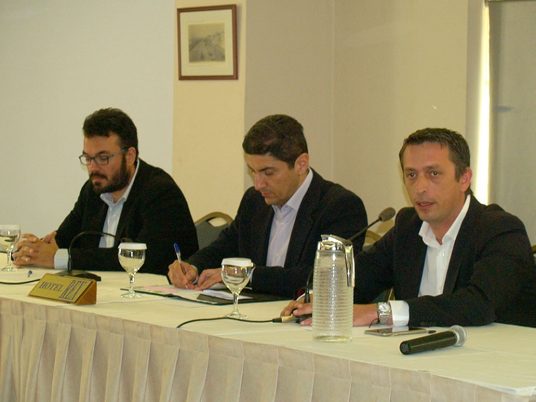 Ο νέος πρόεδρος της ΟΝΝΕΔ στη Μεσσηνία Παναγιώτης Στρατικόπουλος, ο Λευτέρης Αυγενάκης και ο Περικλής Μαντάς