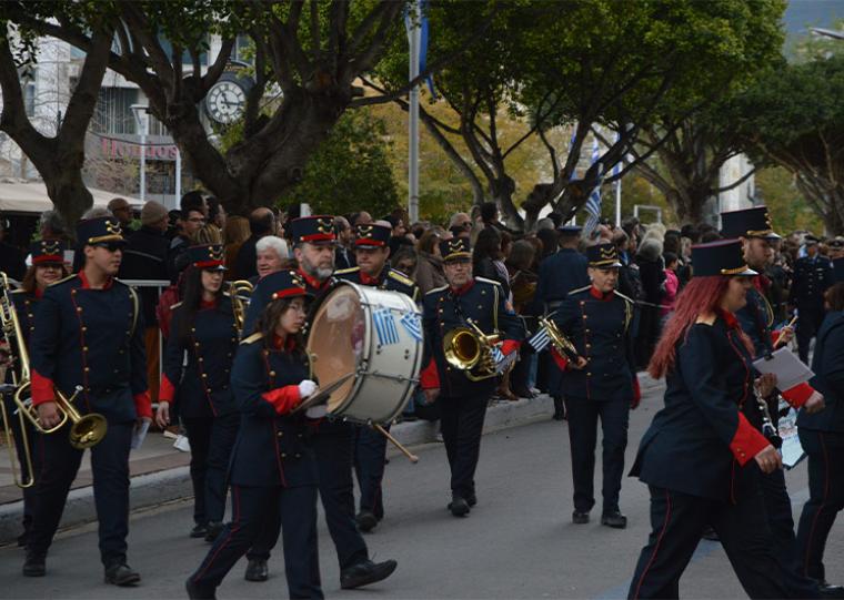 Ελάτε σε διάλογο - Ο Δήμος στην παρέλαση «έντυσε ως Φιλαρμονική μια ετερόκλητη ομάδα ανθρώπων»
