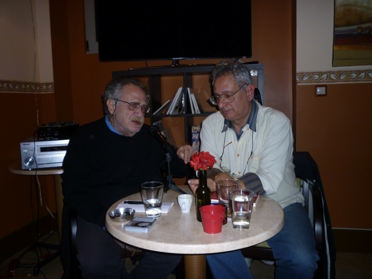 Ο Κώστας Βεργόπουλος σε παρουσίαση βιβλίου του στο Καφέ Σινέ στην Καλαμάτα, με τον Θανάση Παντέ